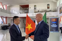 Đại sứ Trần Quốc Khánh (bên trái) trao đổi cùng ông Hamel Derradji, Tổng Giám đốc liên doanh GBRS. (Ảnh: Ngọc Tú/TTXVN)