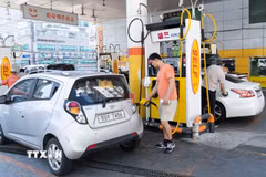 Người dân mua xăng tại một trạm xăng ở Seoul, Hàn Quốc. (Ảnh: THX/TTXVN)
