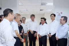 Thường trực Ban Bí thư Trần Cẩm Tú thăm địa điểm tiếp xúc cử tri của Đảng Hành động Nhân dân Singapore. (Ảnh: Phương Hoa/TTXVN)