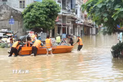 Lực lượng quân đội hỗ trợ nhân dân xã Na Sầm, tỉnh Lạng Sơn di chuyển trong vùng ngập lụt. (Ảnh: Quang Duy/TTXVN)