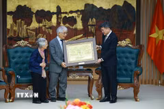 Thủ tướng Lê Minh Hưng tặng bức tranh Văn Miếu - Quốc Tử Giám cho Giáo sư Trần Thanh Vân và Giáo sư Lê Kim Ngọc. (Ảnh: Dương Giang/TTXVN)
