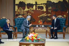 Thủ tướng Lê Minh Hưng tiếp Giáo sư Trần Thanh Vân và Giáo sư Lê Kim Ngọc.(Ảnh: Dương Giang/TTXVN)