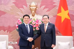 Chủ tịch Quốc hội Trần Thanh Mẫn tiếp Giáo sư Kim Hak-min, Giám đốc Viện nghiên cứu kinh tế Kimhakmin E-roun (Hàn Quốc). (Ảnh: TTXVN phát)