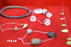 Nhiều đồ tùy táng được phát hiện, gồm bình, chén, bát, nồi, vò, lọ bằng gốm sành; tiền Ngũ Thù; dao, đao, kiếm bằng sắt; đồ đồng; hạt chuỗi thủy tinh và các hạt, lá kim loại màu vàng. (Ảnh: Văn Tý/TTXVN)