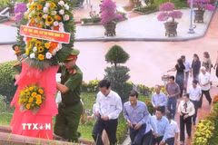 Lãnh đạo phường Quảng Trị đến dâng hương tại Thành cổ Quảng Trị. (Ảnh: Tường Vi/TTXVN)