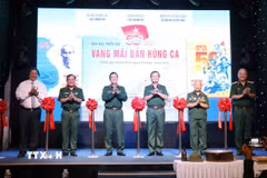 Đại biểu cắt băng khai mạc Triển lãm “50 năm vang mãi bản hùng ca”. (Ảnh: Xuân Khu/TTXVN)