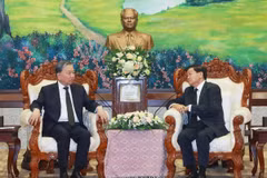 Tổng Bí thư Tô Lâm gặp Tổng Bí thư, Chủ tịch nước Lào Thongloun Sisoulith . (Ảnh: Thống Nhất/TTXVN)