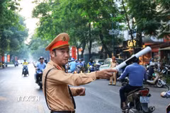 Lực lượng Cảnh sát giao thông thực hiện phân luồng tại Hà Nội. (Ảnh: Tuấn Anh/TTXVN)