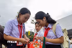 Học sinh vùng cao được tặng quà dịp Trung Thu. (Ảnh: Xuân Quý/TTXVN)