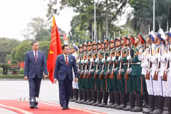 Tổng Bí thư, Chủ tịch nước Tô Lâm và Tổng thống Myanmar Min Aung Hlaing duyệt Đội danh dự Quân đội nhân dân Việt Nam. (Ảnh: Thống Nhất/TTXVN)