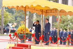 Tổng Bí thư, Chủ tịch nước Tô Lâm và Tổng thống Myanmar Min Aung Hlaing thực hiện nghi thức chào cờ. (Ảnh: Thống Nhất, Phạm Kiên/TTXVN)