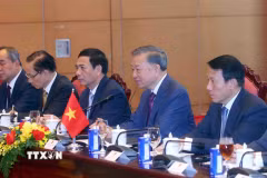 Tổng Bí thư, Chủ tịch nước Tô Lâm và thành viên đoàn Việt Nam tại cuộc hội đàm với Tổng thống Myanmar Min Aung Hlaing. (Ảnh: Phạm Kiên/TTXVN)
