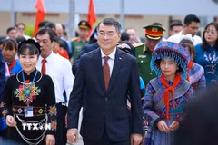 Thủ tướng Lê Minh Hưng đến dự Lễ khai giảng năm học 2026-2027 tại Trường Phổ thông nội trú Mường Khương, xã Mường Khương, tỉnh Lào Cai. (Ảnh: Dương Giang/TTXVN)