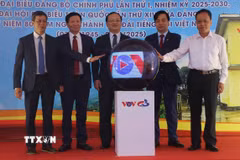 Lãnh đạo Đài Tiếng nói Việt Nam và lãnh đạo tỉnh Cao Bằng phát lệnh phát sóng FM Phia Oắc Cao Bằng. (Ảnh: TTXVN phát)