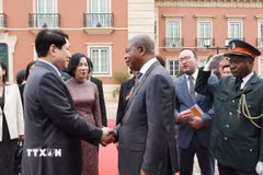 Tổng thống Angola João Manuel Gonçalves Lourenço và Phu nhân tiễn Chủ tịch nước Lương Cường và Phu nhân. (Ảnh: Lâm Khánh/TTXVN)