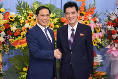 Ủy viên Trung ương Đảng, Phó Thủ tướng Chính phủ, Bộ trưởng Bộ Ngoại giao Bùi Thanh Sơn và Đại sứ Đặc mệnh toàn quyền nước Cộng hòa Dân chủ Nhân dân Triều Tiên Ri Sung Guk. (Ảnh: TTXVN phát)