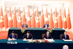 Bộ trưởng Công an Lương Tam Quang và Bộ trưởng Công an Trung Quốc Vương Tiểu Hồng ký Nghị định thư về thiết lập, quản lý và vận hành đường dây nóng cấp Bộ trưởng giữa hai Bộ; Bộ trưởng Ngoại giao Lê Hoài Trung và Trưởng ban Liên lạc Đối ngoại Trung ương Đảng Cộng sản Trung Quốc Lưu Hải Tinh ký 2 văn kiện: Kế hoạch hợp tác giữa hai Đảng giai đoạn 2026-2030 và Thỏa thuận hợp tác giữa Bộ Ngoại giao hai nước. (Ảnh: Thống Nhất/TTXVN)