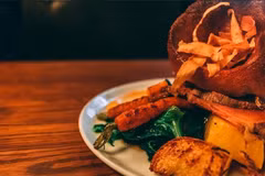 Các bữa ăn trưa tại The Bank Tavern. (Nguồn: bestofbristol.co)