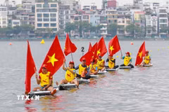 Các đội thuyền diễu hành trên mặt nước Hồ Tây, tạo nên khung cảnh sôi động trong ngày hội thể thao. (Ảnh: Khánh Hòa/TTXVN)