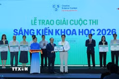 Bộ trưởng Bộ Khoa học và Công nghệ Vũ Hải Quân trao giải Nhất - Giải cuộc thi "Sáng kiến Khoa học năm 2026". (Ảnh: Hoàng Hiếu/TTXVN)