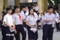 Thí sinh tham dự kỳ thi tại điểm thi trường Trung học phổ thông Trần Phú (thành phố Đà Nẵng). (Ảnh: Văn Dũng/TTXVN)