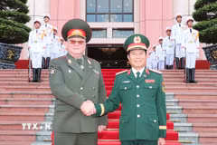 Đại tướng Nguyễn Tân Cương và Thiếu tướng Muraveiko Pavel Nikolaevich tại lễ đón. (Ảnh: Trọng Đức/TTXVN)