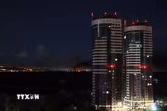 Khói và lửa bốc lên sau loạt tiếng nổ ở Kiev, Ukraine ngày 2/6/2026. (Ảnh: THX/TTXVN)