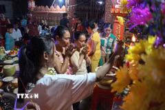 Đồng bào Khmer cầu nguyện tại chùa Ratana Paphia Vararam. (Ảnh: Hồng Thái/TTXVN)