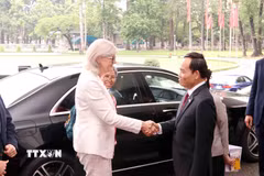 Ông Trần Lưu Quang, Bí thư Trung ương Đảng, Bí thư Thành ủy Thành phố Hồ Chí Minh, chào đón bà Sam Mostyn, Toàn quyền Australia. (Ảnh: Xuân Khu/TXVN)