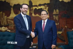 Thủ tướng Phạm Minh Chính với Đại sứ Liên hiệp Vương quốc Anh và Bắc Ireland Iain Frew. (Ảnh: Dương Giang/TTXVN)