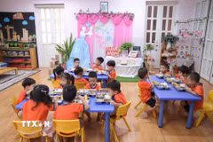 Học sinh Trường Mầm non chất lượng cao Mai Dịch (phường Phú Diễn, Hà Nội) trong giờ ăn trưa. (Ảnh: Nguyễn Cúc/TTXVN)