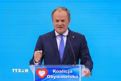 Thủ tướng Ba Lan Donald Tusk phát biểu tại một diễn đàn ở thủ đô Warsaw, ngày 25/10/2025. (Ảnh: PAP/TTXVN)