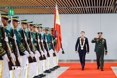 Lễ đón Thủ tướng Lê Minh Hưng tham dự Hội nghị Cấp cao ASEAN lần thứ 48 tại sân bay quốc tế Mactan, Cebu, Philippines. (Ảnh: Dương Giang/TTXVN)