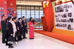 Các đại biểu tham quan Trưng bày ảnh của Thông tấn xã Việt Nam. (Ảnh: TTXVN)