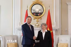 Tổng Bí thư, Chủ tịch nước Tô Lâm và Toàn quyền Canada Louise Arbour chụp ảnh chung. (Ảnh: Thống Nhất/TTXVN)
