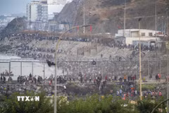 Người di cư tìm cách vào Ceuta bằng cách bơi qua biển hoặc trèo qua tuyến đê chắn sóng dọc bờ biển Fnideq, thị trấn phía Bắc Maroc. (Ảnh: AA/TTXVN phát)