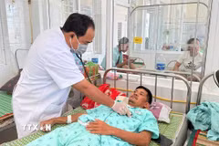 Các y, bác sỹ của Bệnh viện Đa khoa Trung tâm Gia Lai tích cực theo dõi, điều trị các ca bệnh ngộ độc sau khi ăn bánh mỳ. (Ảnh: Quang Thái/TTXVN)