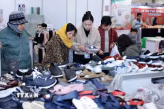 Hàng hóa trưng bày nhân Tuần lễ sản phẩm Thái Lan 2026 với sự tham gia trưng bày của hơn 100 doanh nghiệp, công ty liên doanh với 120 gian hàng giới thiệu các sản phẩm là đồ gia dụng, dịch vụ du lịch, thực phẩm đồ uống, thời trang. (Ảnh: Trần Việt/TTXVN)