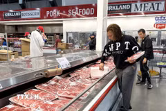 Người tiêu dùng lựa chọn thịt bò tại một siêu thị ở bang Maryland (Mỹ). (Ảnh: Ngọc Quang/TTXVN)