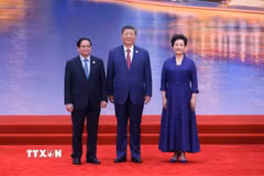 Tổng Bí thư, Chủ tịch nước Trung Quốc Tập Cận Bình và Phu nhân đón Thủ tướng Phạm Minh Chính đến dự chiêu đãi SCO 2025. (Ảnh: Dương Giang/TTXVN)