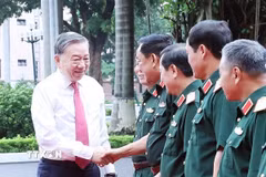 Tổng Bí thư Tô Lâm với lãnh đạo Quân ủy Trung ương, Bộ Quốc phòng và Tổng cục Chính trị Quân đội nhân dân Việt Nam. (Ảnh: Thống Nhất/TTXVN)