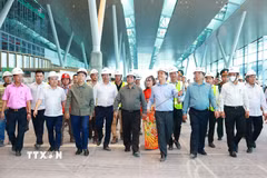 Thủ tướng Phạm Minh Chính kiểm tra tiến độ thi công dự án xây dựng Nhà ga hành khách T3 - Cảng hàng không quốc tế Tân Sơn Nhất. (Ảnh: Dương Giang/TTXVN)