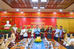 Lãnh đạo tỉnh Bắc Ninh chúc mừng các đồng chí được điều động, bố trí, phân công nhiệm vụ công tác mới. (Ảnh: Thái Hùng/TTXVN)