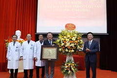 Phó Thủ tướng Lê Thành Long tặng hoa và trao quà của Thủ tướng Chính phủ tặng Bệnh viện Việt Đức - (Ảnh: VGP)