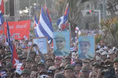 Người dân giơ cao hình ảnh nhà lãnh đạo cách mạng Raúl Castro trong cuộc mít tinh ở thủ đô La Habana. (Ảnh: Ngọc Duy/TTXVN)