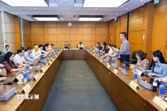 Đoàn đại biểu Quốc hội các tỉnh Đắk Lắk và Tuyên Quang thảo luận ở tổ. (Ảnh: Doãn Tấn/TTXVN)