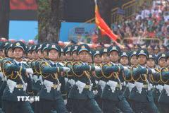Khối Sỹ quan Phòng không-Không quân diễu qua Lễ đài. (Ảnh: TTXVN)