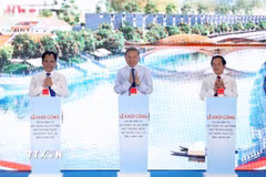 Tổng Bí thư, Chủ tịch nước Tô Lâm và các đại biểu thực hiện nghi thức khởi công Dự án nâng cấp, hiện đại hóa và cải thiện môi trường nước hệ thống thủy lợi Bắc Hưng Hải. (Ảnh: Thống Nhất/TTXVN)