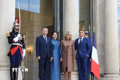 Tổng thống Pháp Emmanuel Macron và Phu nhân đón Tổng Bí thư, Chủ tịch nước Tô Lâm và Phu nhân. (Ảnh: Thống Nhất/TTXVN)