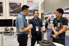 Doanh nghiệp giới thiệu thiết bị nhà bếp công nghệ mới tại chuỗi triển lãm năm 2025. (Ảnh: Mỹ Phương/TTXVN.)